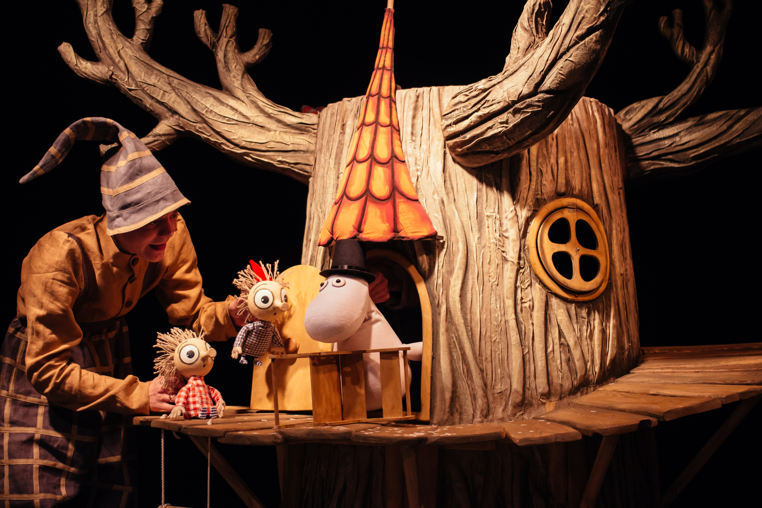 Какие есть кукольные театры. Муми-Тролль и шляпа волшебника спектакль. Кукольный театр Муми Тролль. Кукольный театр Карлсон Хаус. Театр теней Муми Тролли.