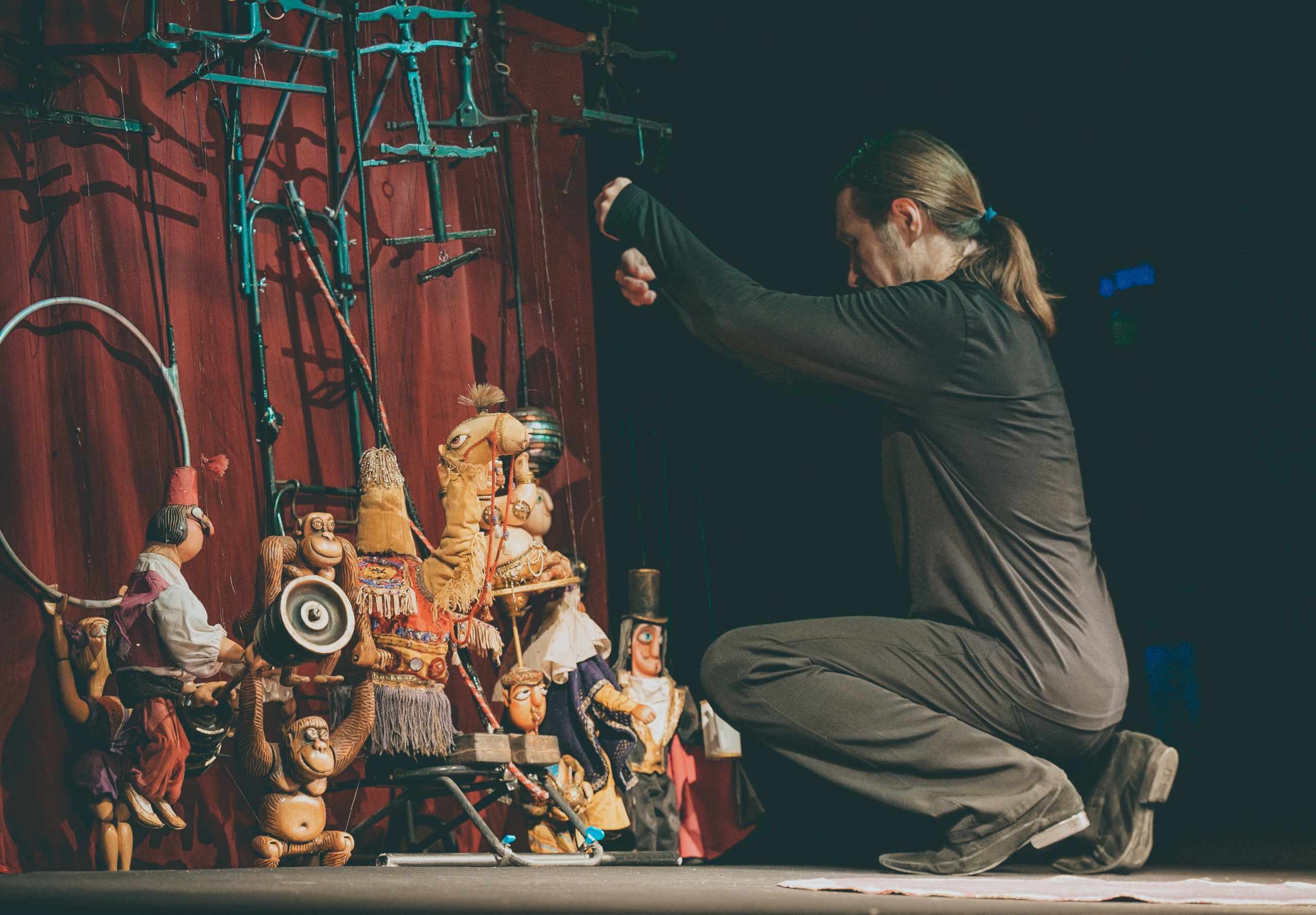 Спектакль цирк. Сцена цирка. Тбилисский театр марионеток. Мальчик тащит своего отца крокус москва